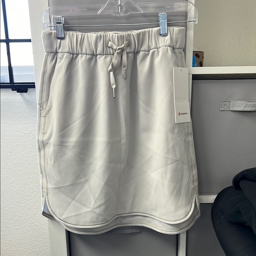 Lululemon Size 6 Light Gray On the Fly Skirt NWT